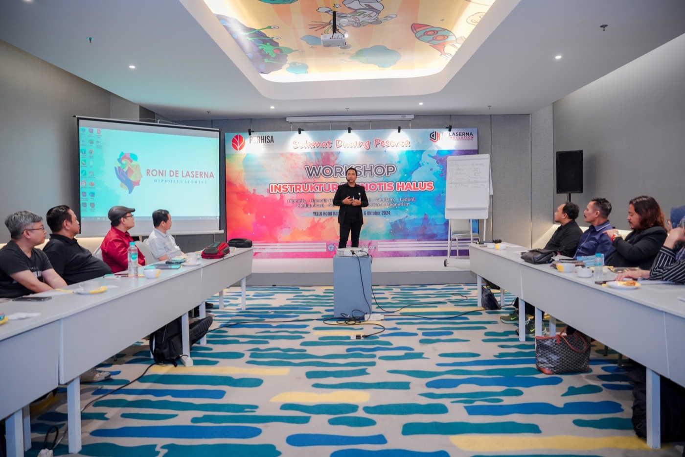 Peserta kelas Hipnotis Halus berfoto bersama trainer