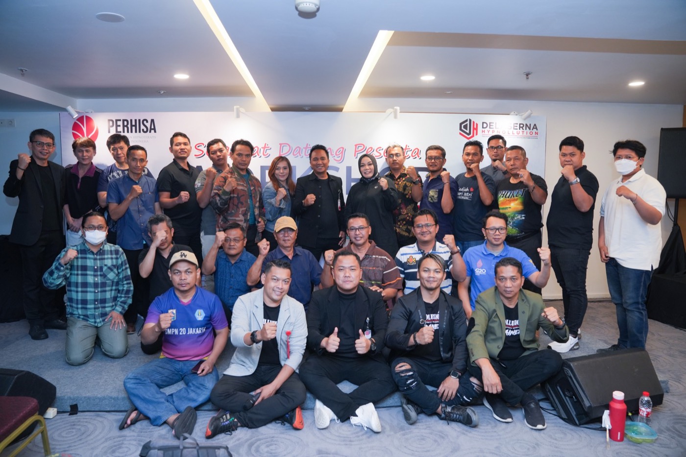 Roni de Laserna bersama peserta kelas pelatihan Hipnotis Halus